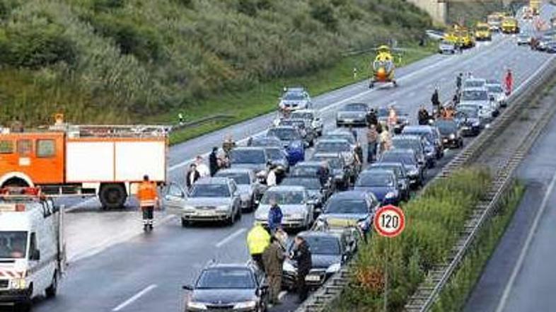 Na nemški avtocesti A2 je prišlo v nedeljo zvečer do verižnega trčenja, v katere