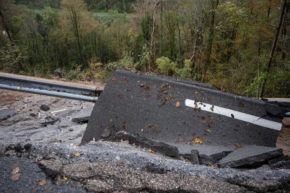 Robert Golob na obisku v Baški grapi Baška grapa poplave | Avtor: Boštjan Podlogar/STA