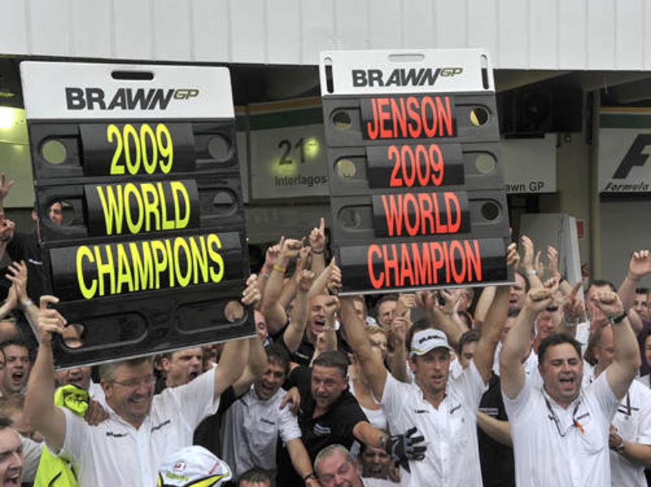 Jenson Button in Ross Brawn z ekipo slavita naslova svetovnega prvaka. © AFP
