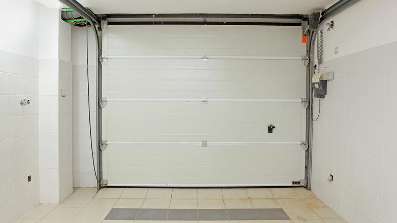 Garaža - fotografija je simbolična