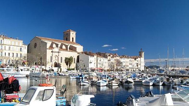 Plaže in morje niso več tako čisti, cene so visoke, prometa je preveč, deklet zg