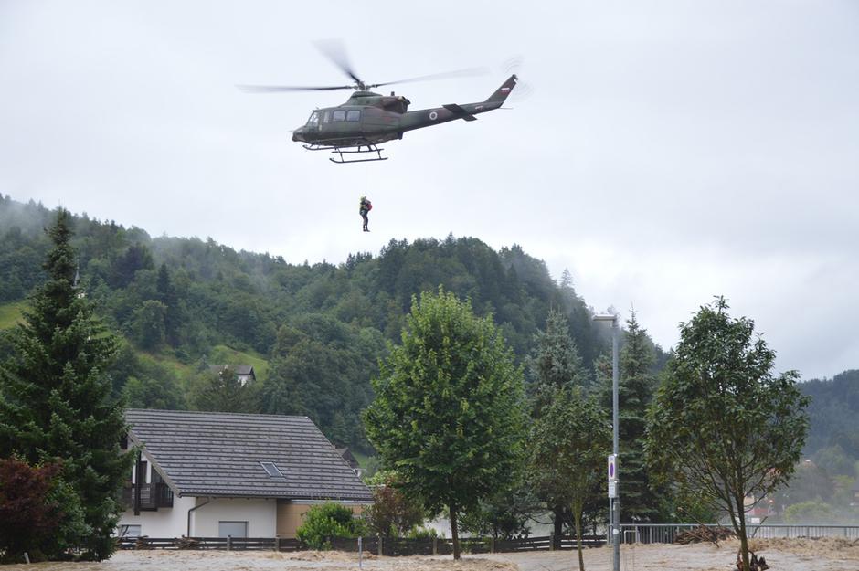 evakuacija s helikopterjem Škofja Loka poplave | Avtor: Andrej Leban