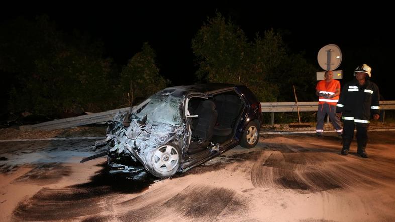 Prometna nesreča pri Mošćeniški Dragi, v kateri sta umrli dve osebi, slovenski motorist je huje poškodovan