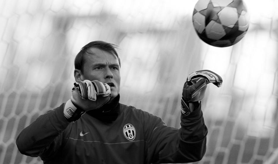 Šok pri sosedih! Na železniških tirih ugasnilo življenje slovitega vratarja