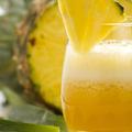 V smoothie dodajte banano, mango, košček papaje, kivi ... (Foto: Shutterstock)