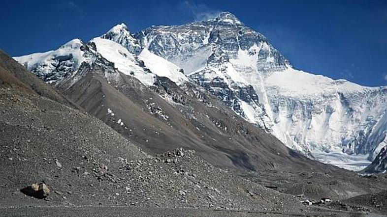 Višina Mount Everesta je odvisna od upoštevanja debeline snežne odeje na vrhu go