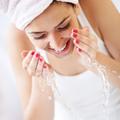 ženska čiščenje obraz