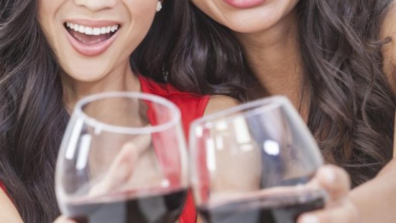 ženska prijateljici vino