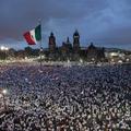 Največ ljudi se je zbralo na trgu Zocalo v prestolnici Mehike.