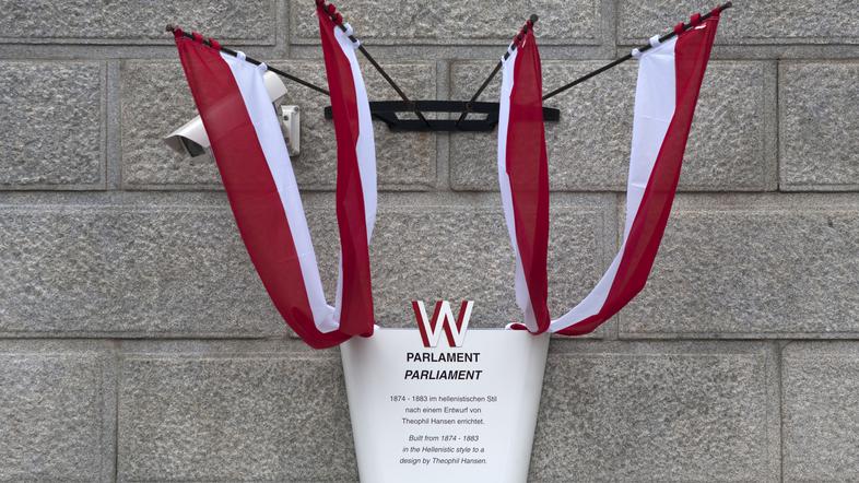 avstrijske zastave na stavbi parlamenta na Dunaju