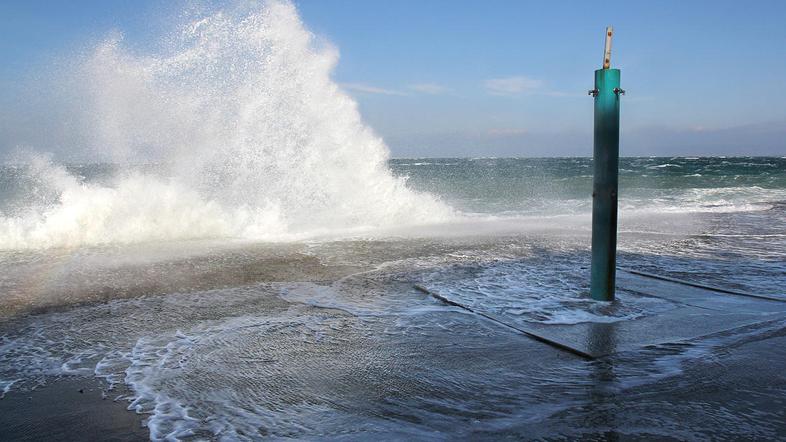 burja morje obala valovi