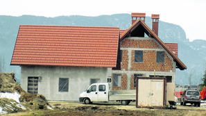 Blejsko podjetje OGP Grad Bled bo do konca maja dokončalo gradnjo nadomestne hiš