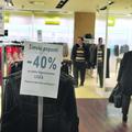 Sezonske razprodaje izgubljajo smisel, menijo nekateri trgovci. Popuste namreč v