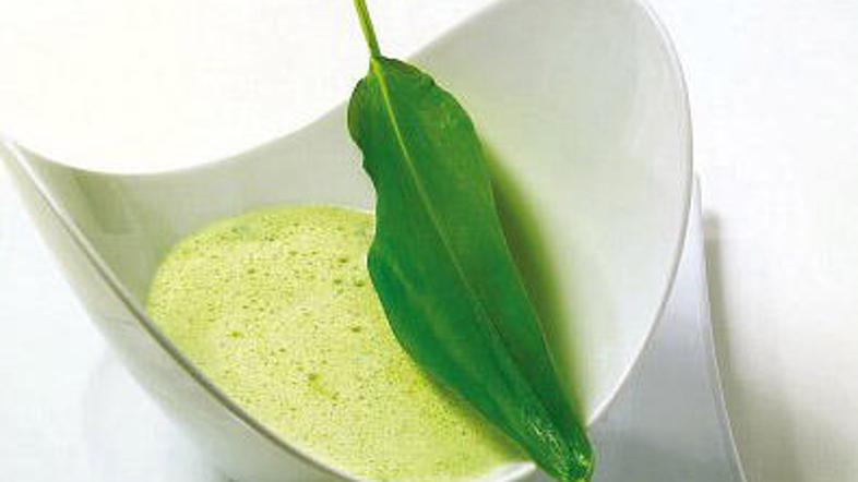 Čemaž lahko naberete ob gozdu.