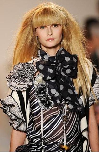 Mešanje vzorcev in pike so del prestiža, ki ga ponuja Christian Lacroix.