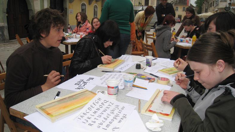 Linhartov trg je bil v petek atelje na prostem, kjer so ob osnovnošolski domišlj