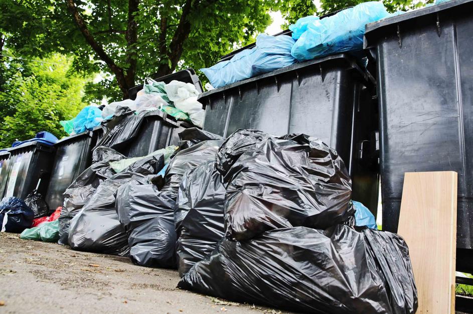 Slovenija 01.07.2013, smeti, polni smetnaki ob Grudnovem nabrezju v Ljubljani, f