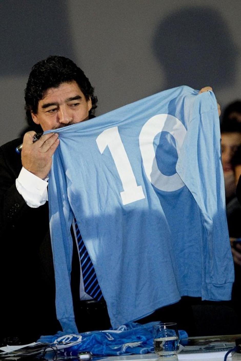 Maradona dres desetica desetka Neapelj Napoli povratek novinarska konferenca | Avtor: EPA