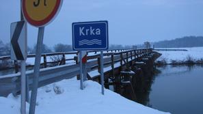 slovenija 30.01.14. Dolenjska, Mrseca vas, leseni most cez Krko v snegu, foto: J