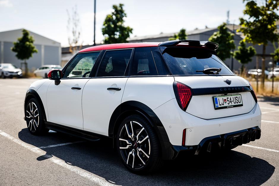 primerjava mini cooper S in mini aceman | Avtor: Saša Despot