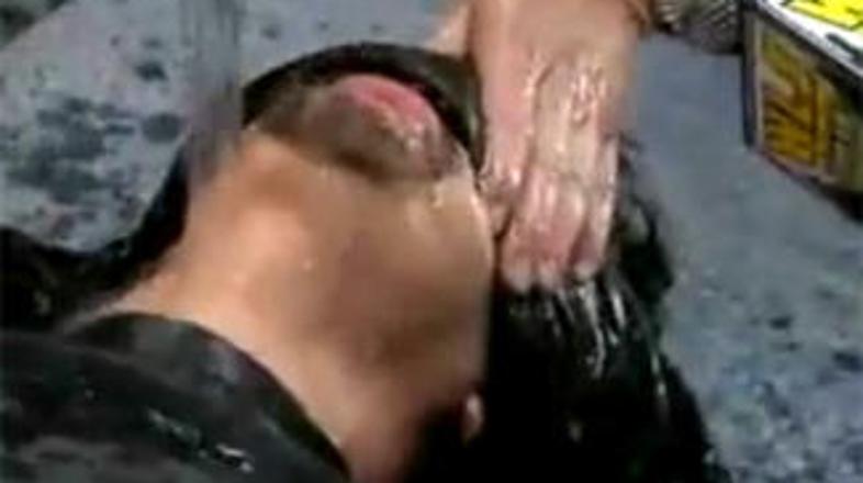 Radijski voditelj je zdržal le šest sekund vodnega deskanja.