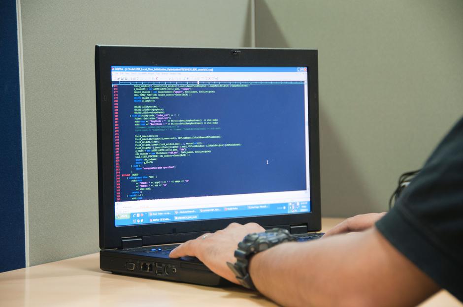 Moški programer tipka na računalnik | Avtor: Profimedia