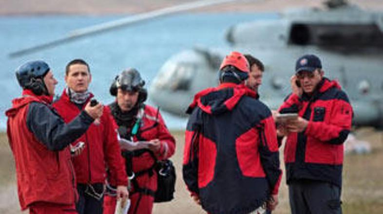 Reševalci še vedno verjamejo, da so ponesrečenci še živi.