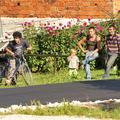 Nove asfaltne površine v romskih naseljih so priljubljeno, a predvsem za otroke 