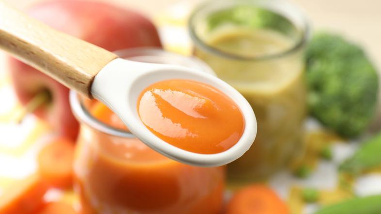 otroška hrana na žlički