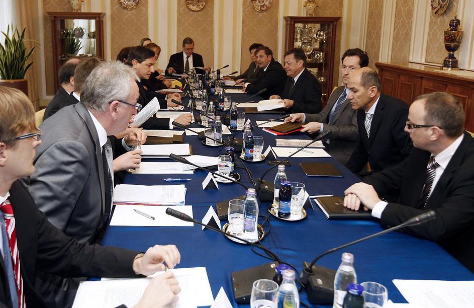 Sestanek parlamentarnih strank.