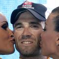 Poljubčka za zmagovalca druge etape Aljeandra Valverdeja.