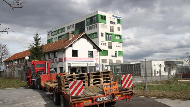 Prisilna poravnava, kot kaže, le ni pomagala rešiti podjetja Stavbar gradnje, v 