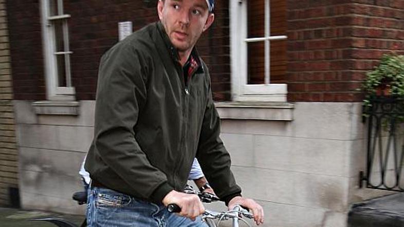 Guy Ritchie še dolgo ne bo ušel Madonninim zahtevam.