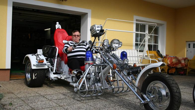 Z novim triciklom se Marjan Umek zdaj zapelje le po dvorišču, saj še nima vseh d
