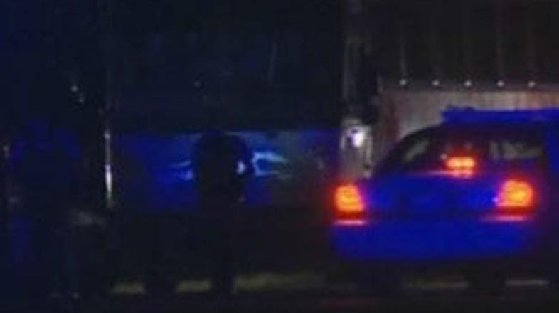 Policisti so z vozili obkolili avtobus.