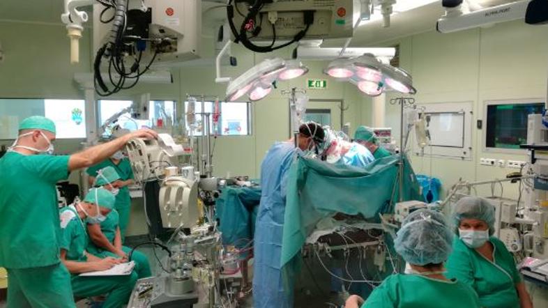 Otroška srčna kirurgija: Domači kirurg uspešno operiral otroka v ...