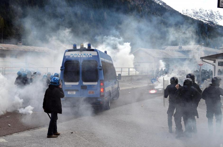 Spopad med policijo in demonstranti na italijansko-avstrijski meji | Avtor: EPA