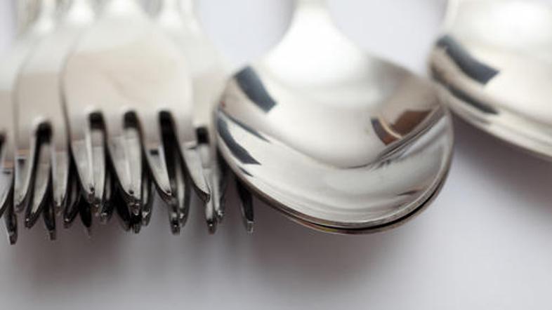 Na presenečenje vseh je rentgen pokazal nekaj deset vilic in žlic, ujetih v treb