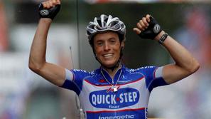 Domačin zmagoslavno dvignil roke – Sylvain Chavanel končno v cilju. (Foto: Reute