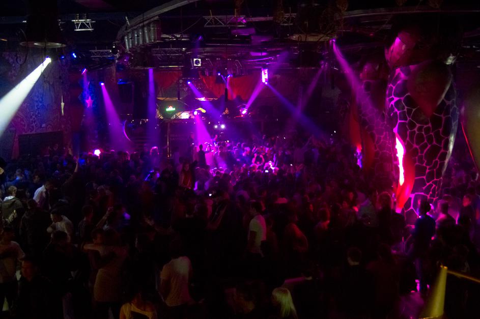 Axwell razplesal Ambasado Gavioli