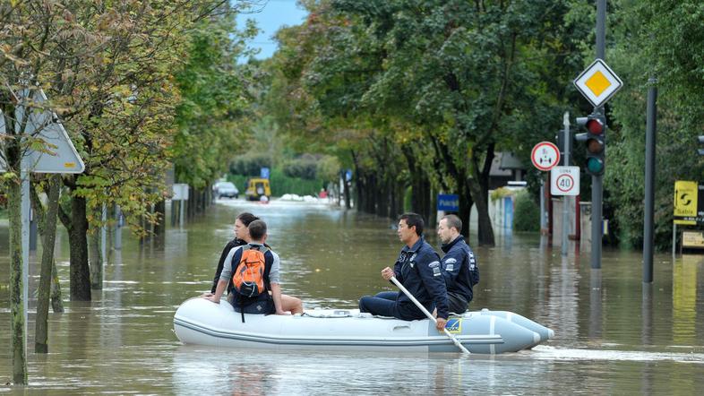 Današnje reševanje ljubljanske družine zaradi neurejenega varovanja pred poplava