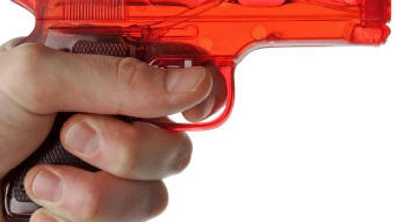 Pištola ni ravno pametna igrača. Pa saj to že veste.