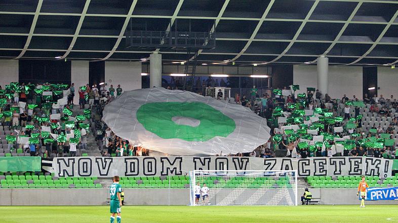 Green Dragonsi so lani razgrnili velik transparent Nov dom – nov začetek. Z novi