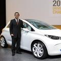 Šef Renaulta Carlos Ghosn je c Parizu predstavil električni model zoe.