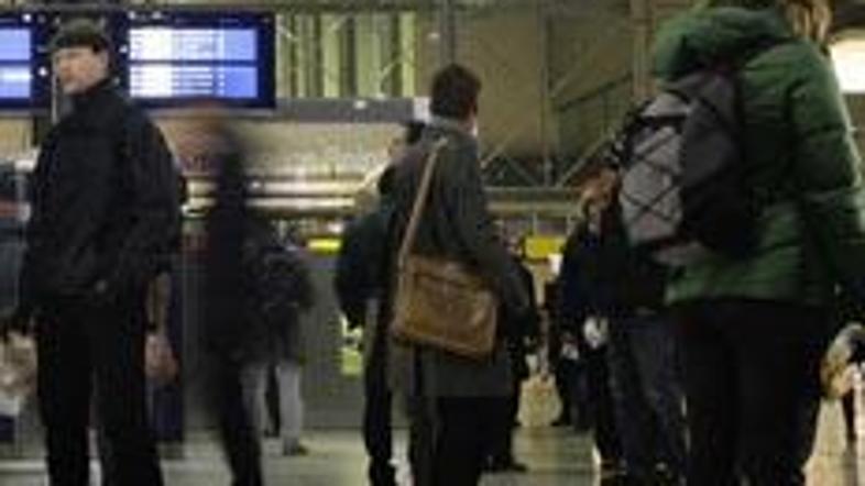 Številni potniki so že zgodaj zjutraj zaman čakali na vlak.