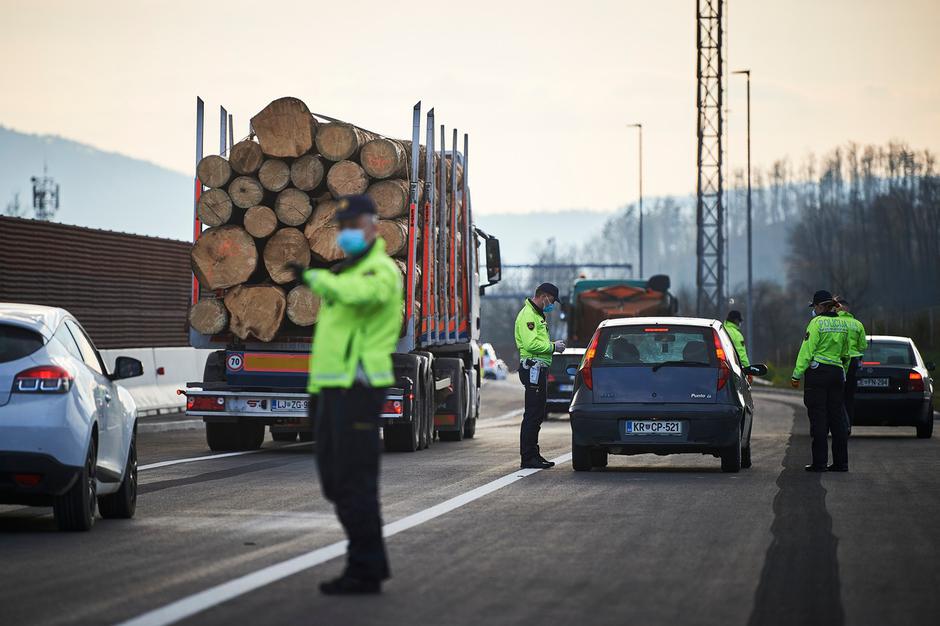 policija Slovenija zaščitne maske | Avtor: Profimedia