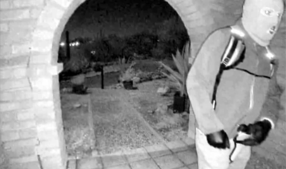 FBI objavil slike zamaskiranega moškega in ponudil nagrado