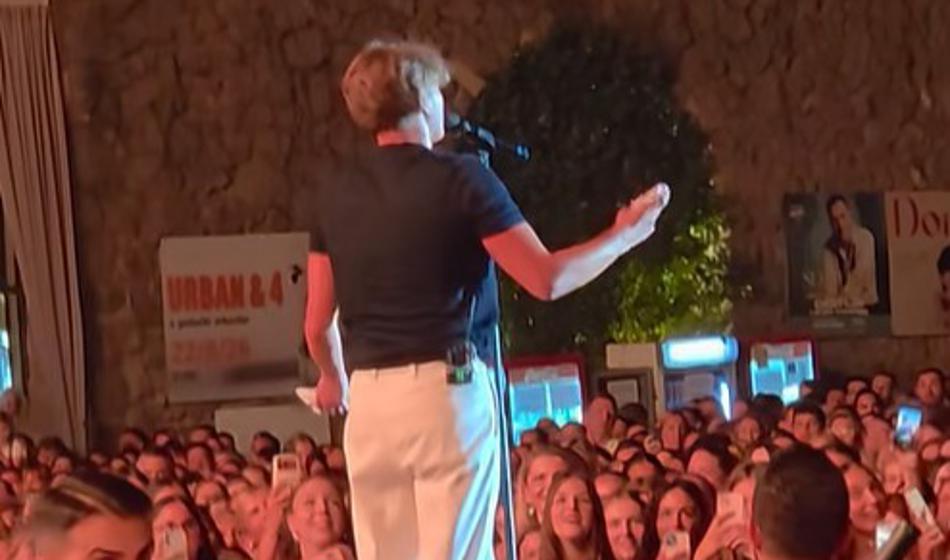 Nevarnost: Jakov prekinil koncert v kraju, kjer dopustuje tudi veliko Slovencev