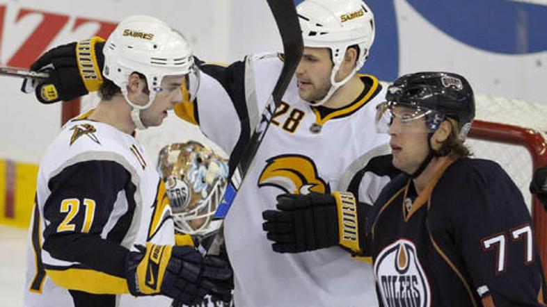 Drew Stafford (na levi) je načel mrežo Edmontona, ki je doživel najhujši poraz v