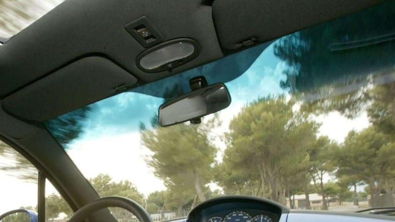 Vetrobransko steklo, protisončna zaščita